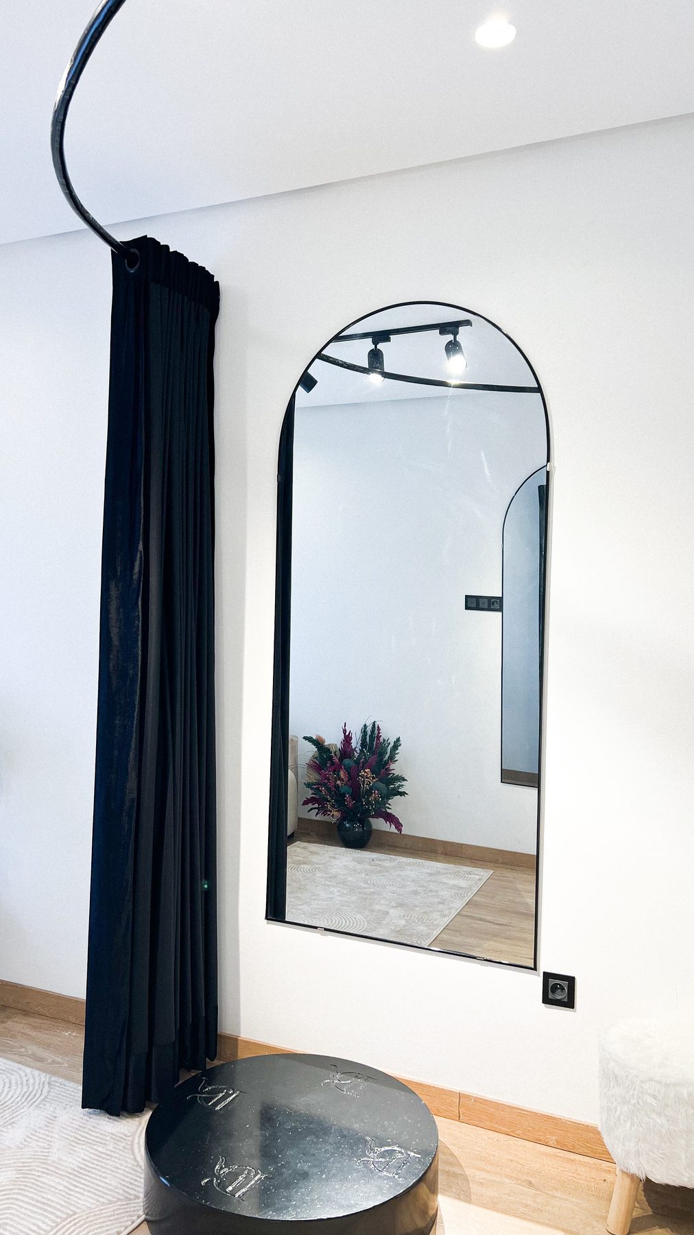 Cabine d'essayage du showroom DAR AL KAFTAN à Casablanca
