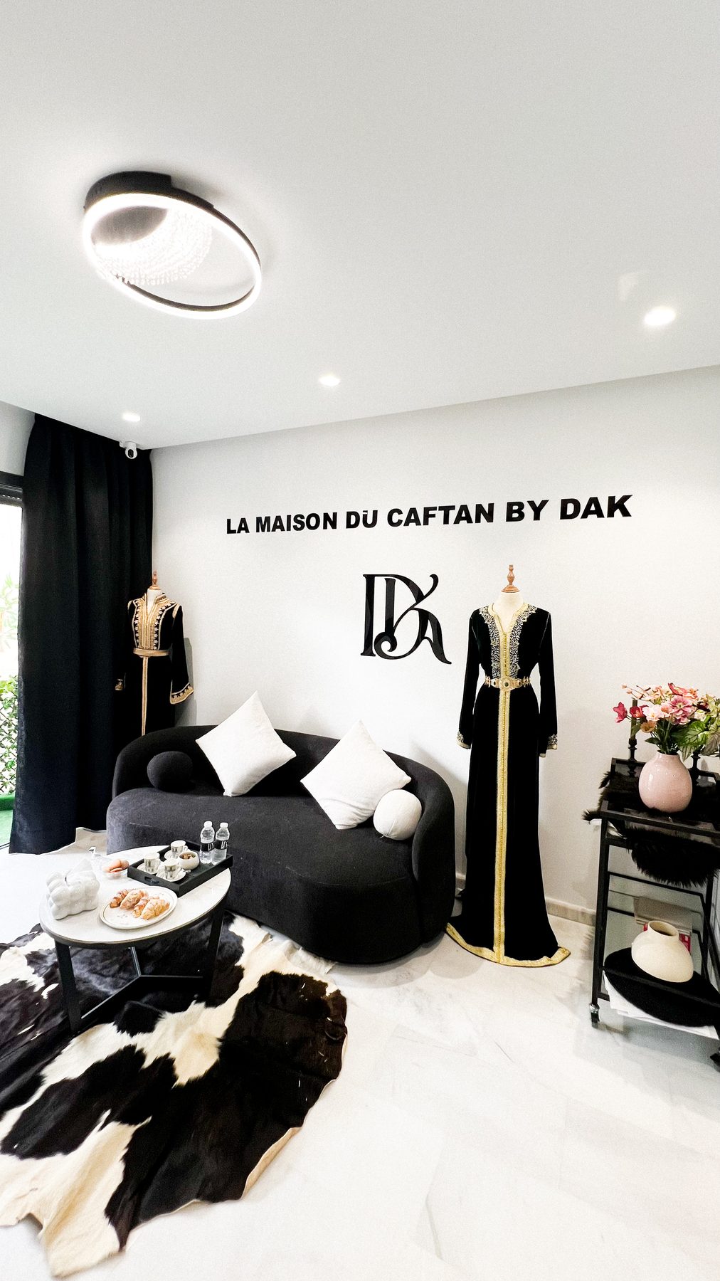 Salon du showroom DAR AL KAFTAN avec caftans sur mannequins