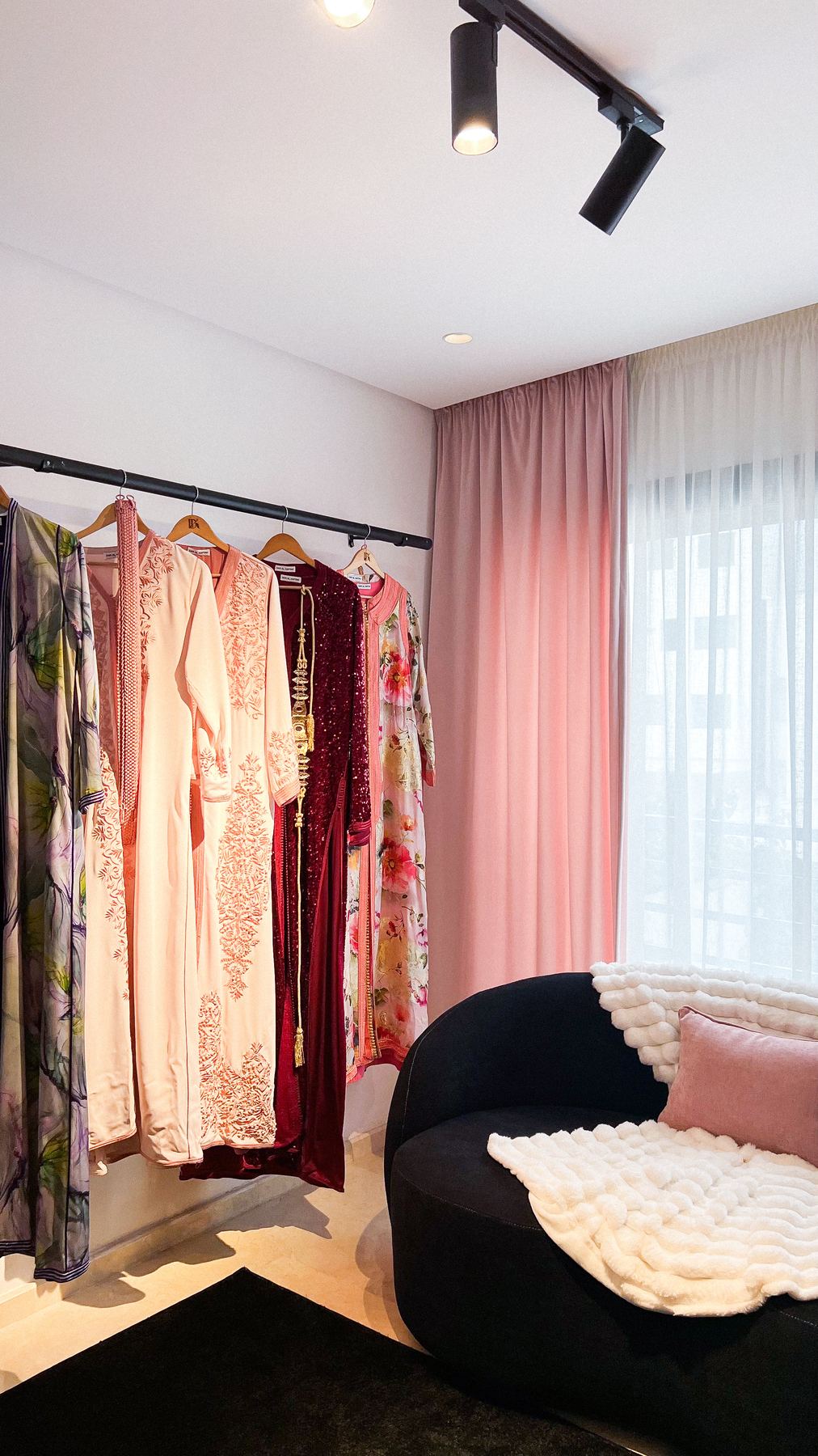 Portant de caftans brodés au showroom DAR AL KAFTAN